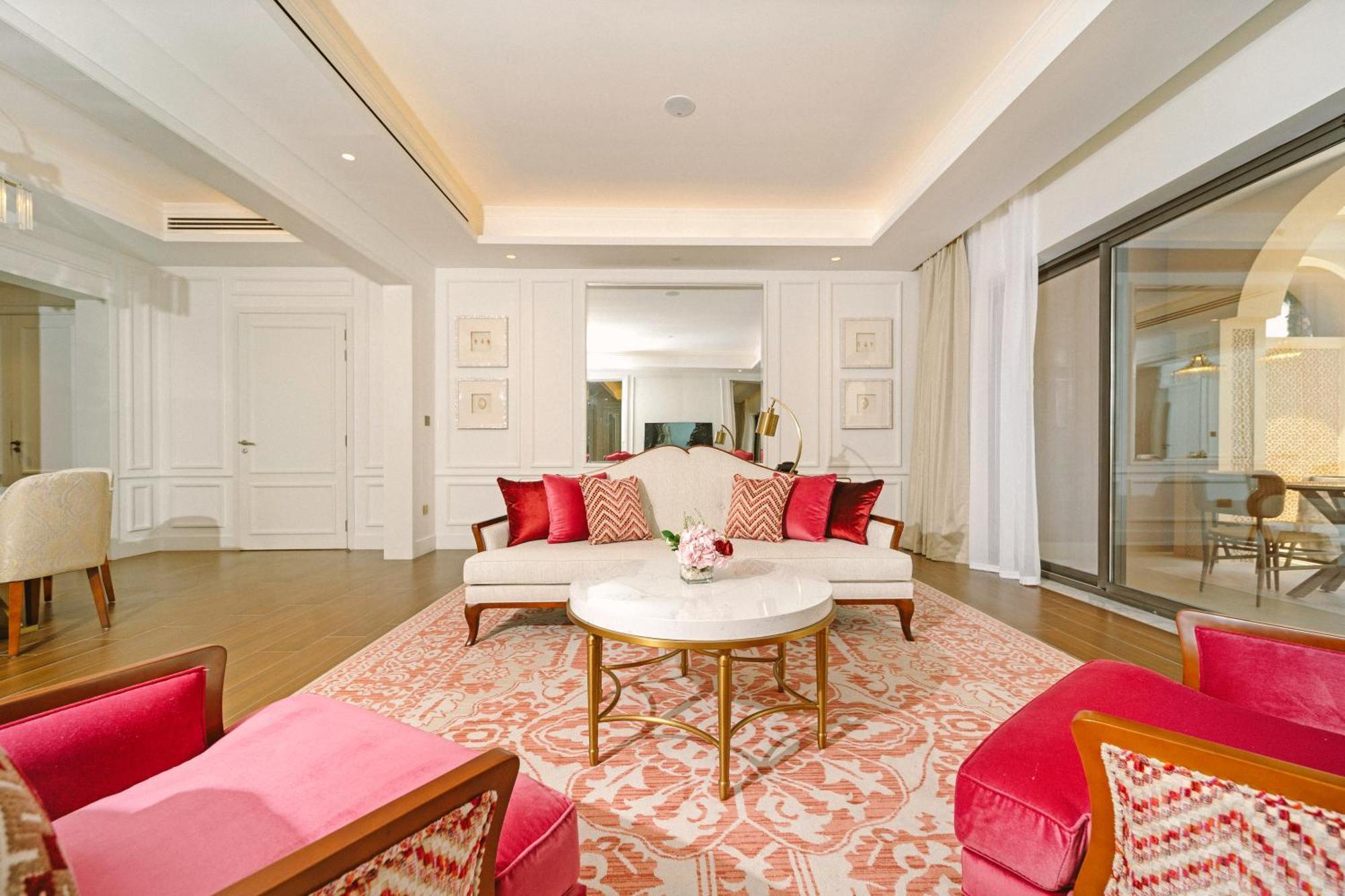 Royal Saray Resort Al Manamah Esterno foto The living room of the suite