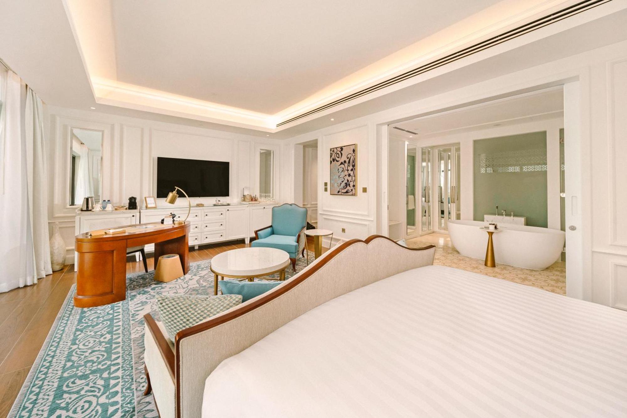 Royal Saray Resort Al Manamah Esterno foto A suite at the hotel