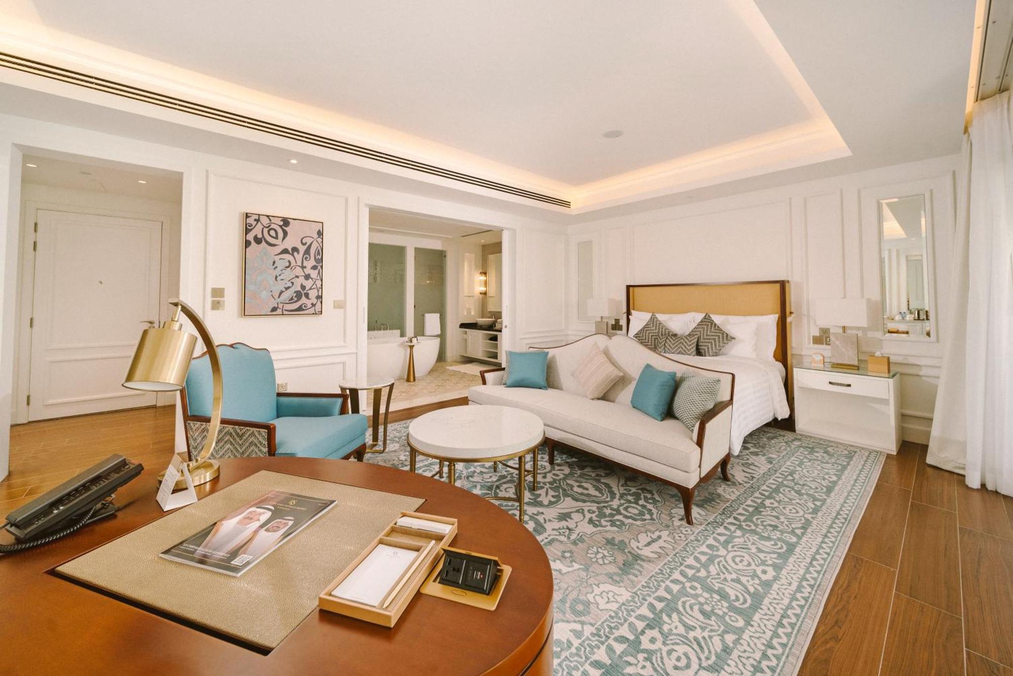 Royal Saray Resort Al Manamah Esterno foto A suite at the hotel