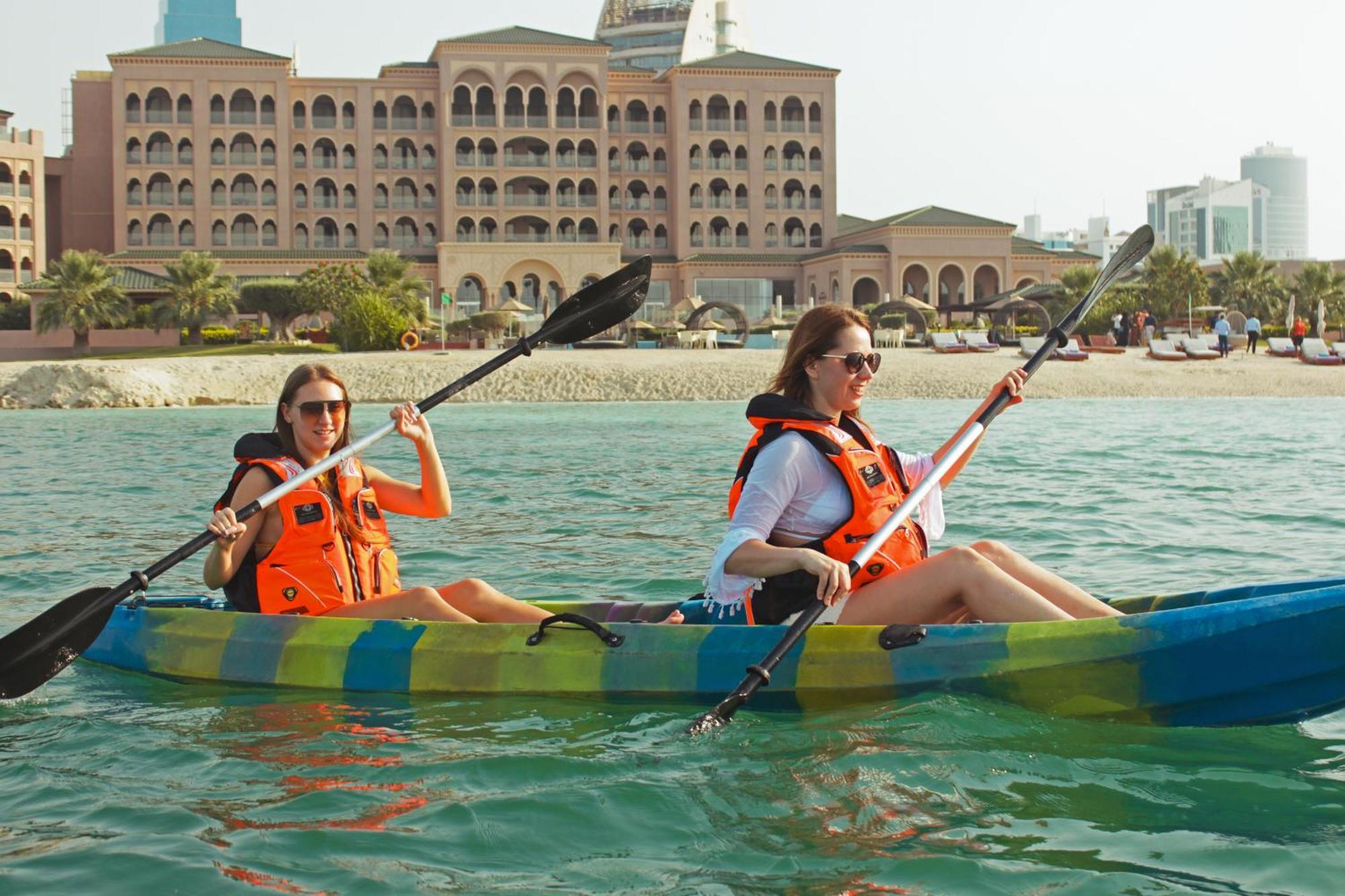 Royal Saray Resort Al Manamah Esterno foto Kayaking at Jumeirah Islands