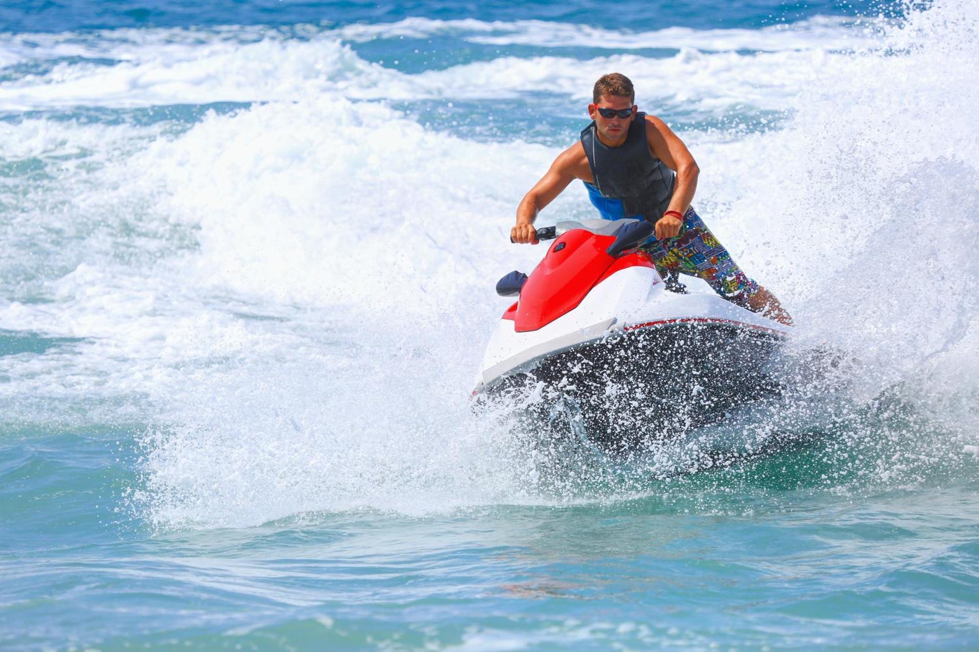 Royal Saray Resort Al Manamah Esterno foto Jet skiing