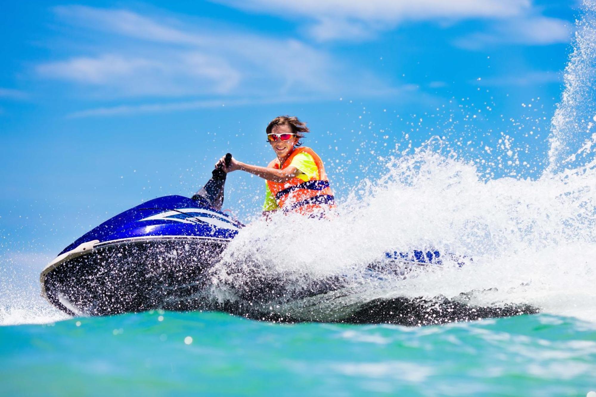 Royal Saray Resort Al Manamah Esterno foto Jet skiing