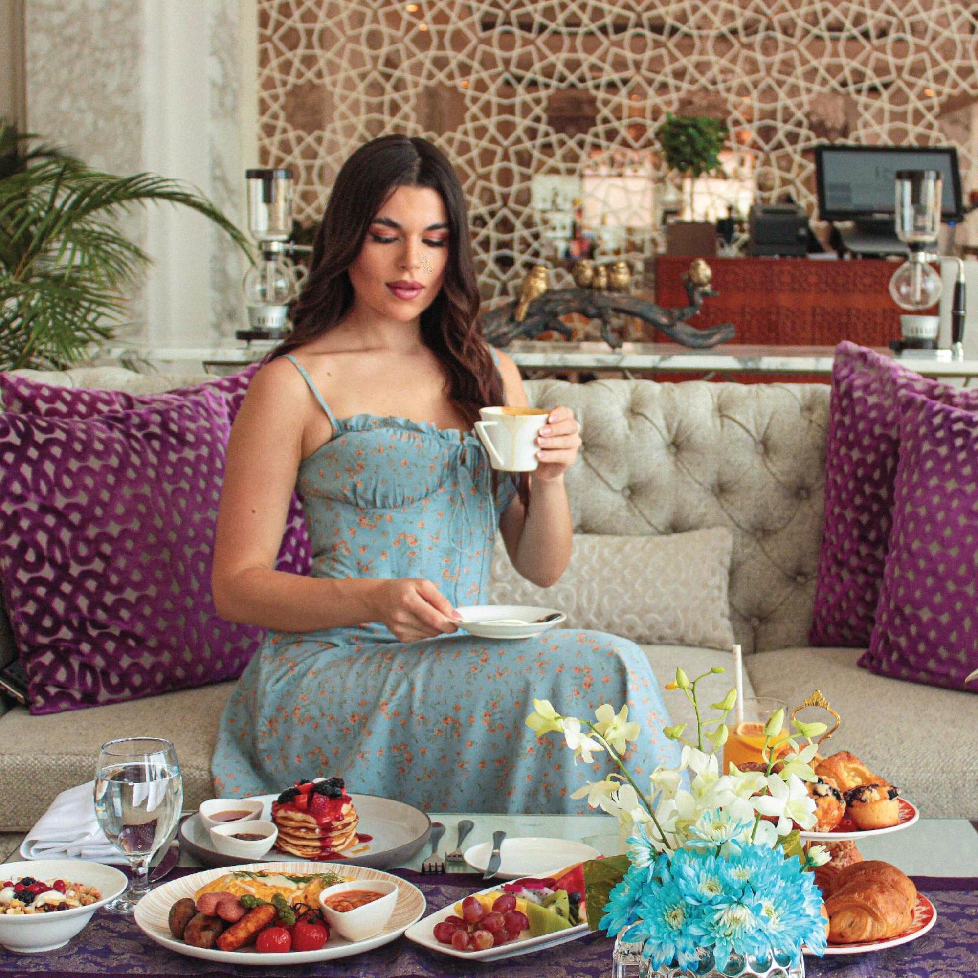 Royal Saray Resort Al Manamah Esterno foto A woman drinking tea