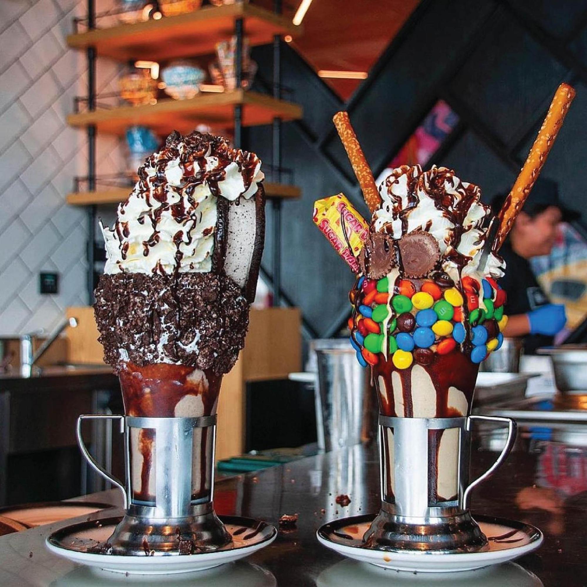 Royal Saray Resort Al Manamah Esterno foto Two milkshakes