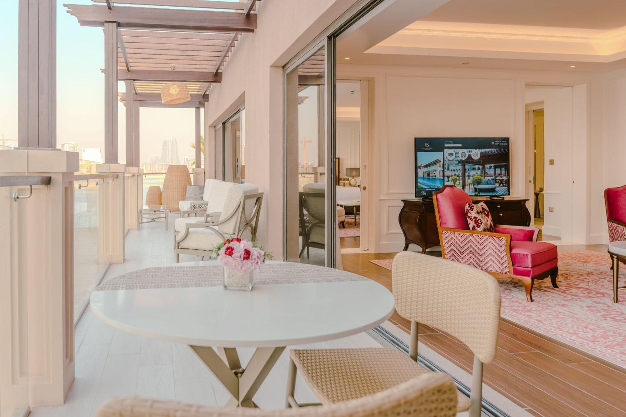 Royal Saray Resort Al Manamah Esterno foto A suite at the Ritz-Carlton, DIFC