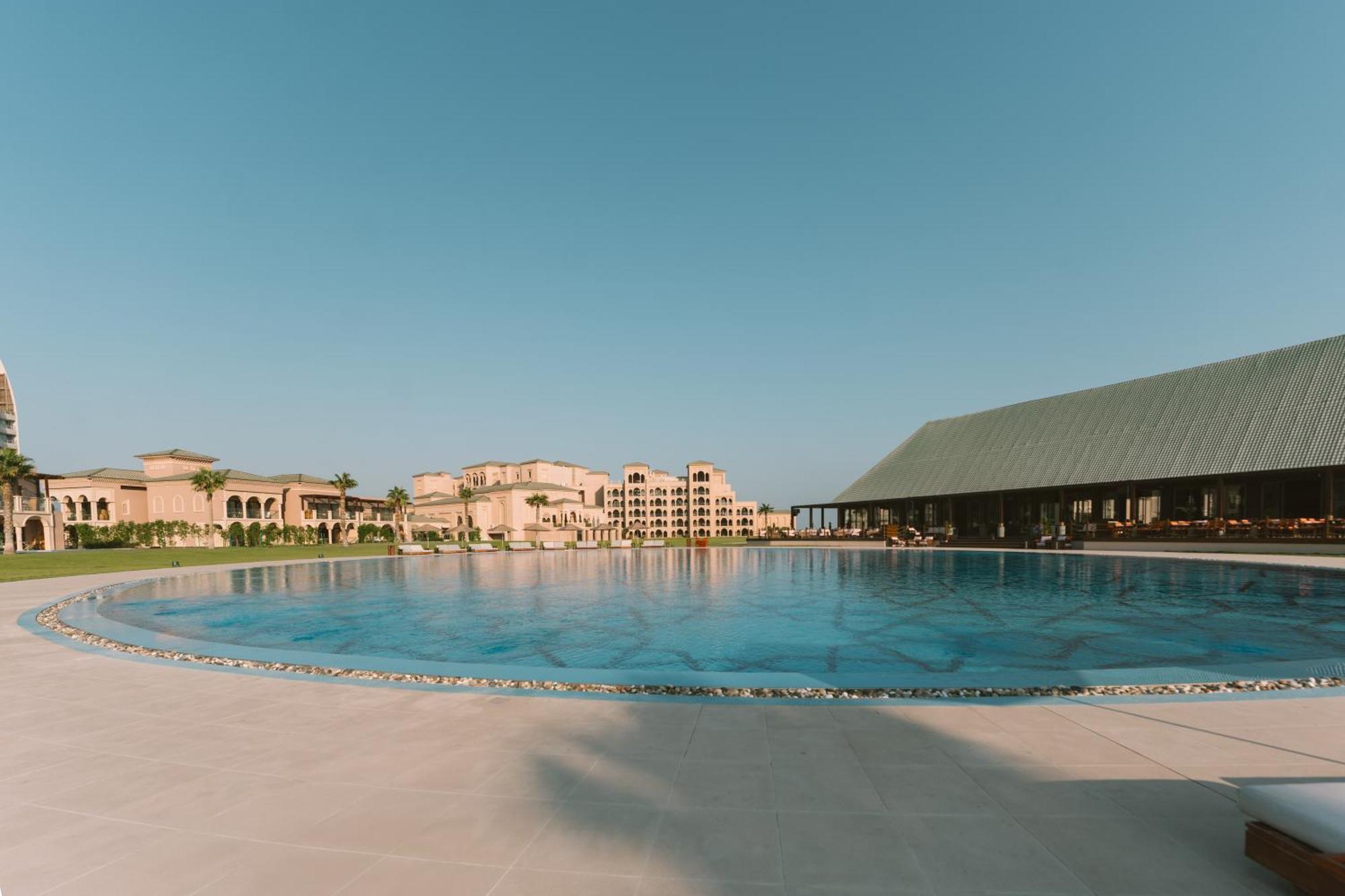 Royal Saray Resort Al Manamah Esterno foto The resort's main pool